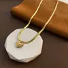 Colar em aço titânio 18K com design de coração, não desbota, luxo leve, nicho, para mulheres, nova corrente versátil para clavícula, verão 2026