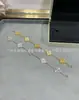 Artículo popular para transmisiones en vivo: Pulsera de trébol de cuatro hojas de alta gama V-gold para mujer, lujo ligero, moderna y versátil, pulsera de cinco flores de ágata y nácar chapada en 18k