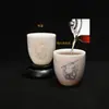 Xícara de Chá Cerâmica Sensível à Temperatura que Muda de Cor para Cerimônia do Chá, Copo de Água de Conjunto de Chá Kung Fu com Aparência de Jade, Xícara de Mestre em Formato de Chapéu de Porcelana Azul e Branca Estilo Antigo
