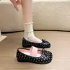 Sapatos femininos Mary Jane super bonitos 2026 novo estilo sapatos de verão poá com saia sapatos baixos temperamento bico quadrado sapatos de um só