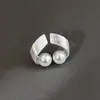 Pendientes de Botón Espiral de Perla Cepillada Plateados para Mujer Simples de Nicho Exquisito Temperamento Pendientes de Botón Sensación de Alta Gama Lujo Ligero Versátiles Accesorios para Pendientes
