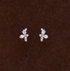 Pendientes pequeños de hojas combinables, frescos y exquisitos, de estilo japonés y coreano, de plata de ley s925 con diamantes brillantes y cristales de hielo, con pequeños agujeros en las orejas.