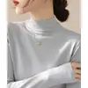Deslumbrante camisa casual branca de gola semimédia para mulheres, novo modelo outono/inverno 2026, suéter de malha fino de manga longa para usar por baixo
