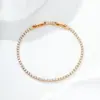 A pulseira simples e totalmente cravejada com pedras artificiais da Xuping é um acessório delicado para o dia a dia, fácil de combinar, apresentando um estilo europeu e americano com cravações de zircônia e fecho