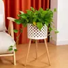 Vaso de flor de bambu trançado estilo nórdico com suporte de tripé de madeira, conjunto de decoração de plantas verdes para sala de estar, vaso de flor oco trançado para varanda