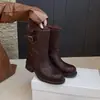Botas Martin de Salto Grosso com Fivela e Solado Grosso, Botas de Cano Médio ao Vento, Estilo Retro Outono/Inverno, Menina Popular, Novo Estilo, Botas Curtas Plissadas Emagrecedoras Não