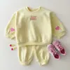 Conjunto de Moletom com Capuz e Calça de Moletom Estilo Coreano Ins para Crianças Dopamina Outono Inverno Novo Bordado Estampa de Letra Coração Conjunto de Duas Peças