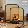 Biombo vintage de madera maciza cuidadosamente seleccionado para la sala de estar, con tejido de ratán como división para la entrada, diseñado para cubrir la puerta directamente frente a la entrada, y un nuevo estante de almacenamiento de estilo retro