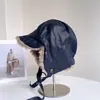 Chapéu Lei Feng de Pelúcia em Couro Retro Americano para Mulheres, Chapéu de Esqui Voador Espesso e Quente de Inverno, Boné de Baseball Moderno com Proteção para as Orelhas