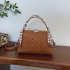 Bolsa de Axila da Moda Deste Ano 2026 Nova Coleção Primavera Feminina Bolsa de Ombro Elegante de Alto Valor Bolsa Transversal Acolchoada Estilosa