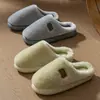 Pantuflas de algodón esponjosas para mujer, adecuadas para otoño e invierno, diseñadas para uso en interiores, con forro adicional de felpa para mayor calidez, suelas antideslizantes y un diseño simple de color liso, perfectas para parejas