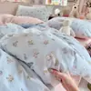 Conjunto de cuatro piezas de hilo suave y esponjoso tipo nube, Clase A, apto para bebés, conjunto de tres piezas para dormitorio de estudiante, sábana de dormir sin estampado estilo caricatura
