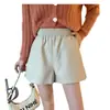 Shorts de cuero PU para mujer, nuevo estilo otoño e invierno 2025, talla grande, holgados, de pierna ancha, adelgazantes, de cintura alta, modernos, adecuados para usar como prenda exterior, con leggings, pantalones de bota