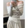 Blusa de tricô suave estilo francês ombro a ombro para mulheres, projetada para ser emagrecedora e valorizar a silhueta, com mangas compridas e em uma cor sólida off-white.