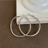 Brincos de Argola Simples com um Toque de Nicho e Alto Padrão, Cor Dourada, Brincos Circulares Elegantes, Estilo Europeu e Americano, Exagerados, Minimalistas, Acessórios Versáteis para Outono e Inverno