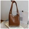 Bolso Retro de Hombro Sobaco con Remaches Moda Europea y Americana Bolso de Motorista Sencillo Popular Transfronterizo Bolso Balde de Gran Capacidad