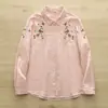 Estilo literario japonés bordado de flores pequeñas hilo de algodón camisa de solapa para mujer primavera bordado casual abrigo pequeño fresco al por mayor
