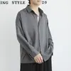 Camisa negra holgada de seda helada para hombre, de manga larga, para primavera y otoño, elegante camisa informal de hombre DK, de fondo, blanca.