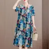 Vestido floral de mamá, nuevo modelo verano 2026, para mediana edad y mayores, hecho de algodón rayón, corte holgado, estampado, vestido de longitud media