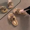 Nuevas pantuflas peludas de estampado de leopardo para mujer, nuevo modelo 2026, pantuflas de algodón con suela gruesa, antibacterianas y resistentes al olor, para el hogar en interiores, para otoño