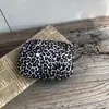 Bolsa de Maquiagem Portátil para Viagem Transfronteiriça com Estampa de Leopardo em Veludo Cotelê Bolsa de Armazenamento para Cosméticos Bolsa Pequena para Armazenamento de Itens Diversos