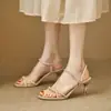 Sandálias de salto agulha elegantes e de alta qualidade para mulheres, nova moda de verão com enfeites de strass e design de tira única, sandálias romanas femininas