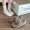 Zapatos peludos de nuevo estilo 2026, de suela plana, diseño de nicho, forrados de felpa, para mujer, perfectos para otoño e invierno, fáciles de poner y adecuados tanto para uso interior como exterior