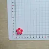 Nueva Serie de Flores de Cinco Pétalos Coloridas de Flor de Durazno Accesorios de Resina para Manualidades con Pegamento de Crema, Pinzas para el Cabello, Fundas para Teléfono y Zuecos