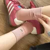 Meias Coreanas para Mulheres Outono 2025 Novas Meias Bordadas com Letra Meia-Bota Cor Sólida Versátil Algodão Penteado Borda Enrolada Meias Largas
