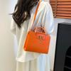 Bolsa de Ombro Transversal Pequena Quadrada de Design Nicho Fashionável para o Dia a Dia Feminina 2025 Primavera e Verão Nova High-End