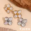 Moda Europea y Americana Elegantes Retro Dulces Aretes de Alta Gama Acero Inoxidable 316L Chapado en Oro de 18K Aretes de Flor Blanca
