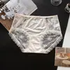Ropa interior de encaje hueco semitransparente para mujer, transpirable en la entrepierna, cómoda, de cintura media, realza glúteos, tangas de encaje para mujer, venta directa de fábrica