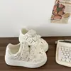 Tênis brancos versáteis para meninas 2026 novos sapatos estilosos de sola grossa para primavera e outono, sapatos de lona respiráveis para o verão, mocassins