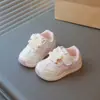 Tênis de Corrida Primavera 2026 Malha Respirável Novos Sapatos para Bebê Criança Pequena Andador Desenho Animado Meninas Meninos Moda Sapatos Funcionais