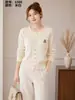 Suéter Cárdigan Bordado Yifei Twist Ocho Ositos 6388 Elegante Reductor de Edad Manga Larga Cuello Redondo Versátil Adelgazante Capa Base
