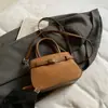Bolsa Quadrada Pequena de Luxo Leve Retro Nicho Tendência para Mulheres 2025 Novo Modelo Alta Estética Simples Casual Bolsa de Ombro Transversal