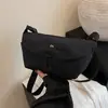 Riñonera de nailon con forma de media luna para mujer, bolso simple para teléfono de estilo outdoor, bolso de pecho portátil ultraligero con correa de hombro ajustable, disponible para venta al por mayor
