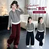 Conjunto de dos piezas a rayas para niña con sudadera a rayas de color contrastante y pantalones cargo, nuevo diseño elegante primavera/otoño 2026
