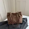 Bolsa de ombro estilo coreano, moderna e artística, 2026, de veludo cotelê com poás, grande capacidade, para o dia a dia, simples, para exportação