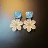 Accesorios Estilo Vacaciones en la Playa Aretes Blancos de Flor Tridimensional para Mujer 2026 Nuevos Aretes Únicos y Hermosos para Mujer
