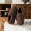 Pantuflas de felpa de algodón con talón cubierto para mujer, invierno 2026, nuevo estilo, con forro polar añadido, engrosadas, cálidas, antideslizantes, para uso en exteriores, zapatos de algodón de suela gruesa para hombre