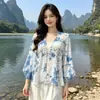 Nueva Camisa Bordada de Seda y Lino Tie-Dye de Manga Media con Cuello de Solapa, Cuello Redondo, Corte Holgado, Adelgazante, Elegante, Top Versátil para Fotos en Lugares Escénicos