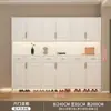 Sapateira de madeira maciça para o hall de entrada, armário de armazenamento com divisórias integradas de grande capacidade para a sala de estar, posicionado contra a parede