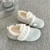 Zapatos Birkenstock cálidos con forro de felpa para mujer 2026 nuevo estilo de invierno suela gruesa zapatillas de media caña felpa completamente cerradas piel zapatos de algodón para la nieve