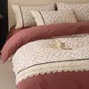 Conjunto de cama de quatro peças em renda francesa escovada, 100% algodão, grau A, espessado para outono e inverno, lençol de algodão puro, capa de edredom e lençol com elástico, oferecendo um toque luxuoso