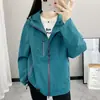 Jaqueta Feminina Outono/Inverno 2025 Corta-vento Impermeável Fashion Versátil Jaqueta Corta-vento para Casal Jaqueta para Caminhada ao Ar Livre Viagem