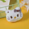 Broche de Pelúcia Desenho Animado Boneca Gatinha Acessórios DIY Chapéu Cachecol Luvas Grampo de Cabelo Pingente Pingente Acessórios de Boneca