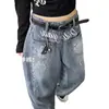 Calça Jeans Bordada com Letra Rosa com Lavagem Vintage para Mulheres, Calça Reta Scimitar Cleanfit Primavera/Verão