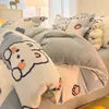 Conjunto de cama de quatro peças em veludo de leite espesso grau A, capa de edredom e lençol de cama de fleece de coral para inverno, design de desenho animado, adequado para dormitórios estudantis, conjunto de três peças