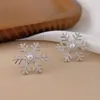 Pendientes de copo de nieve de Navidad de perlas con diseño simple francés, pendientes elegantes, dulces, de alta calidad, microincrustados, versátiles, pendientes